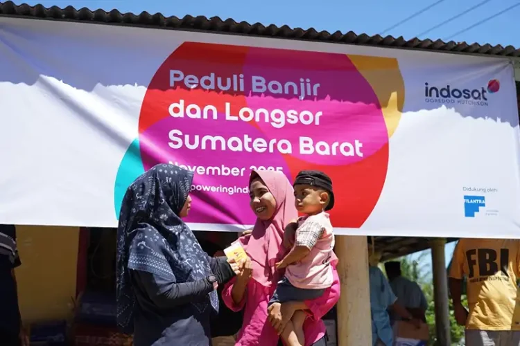 Foto: Indosat juga menyalurkan bantuan kemanusiaan bagi warga terdampak.(Dok:Indosat)