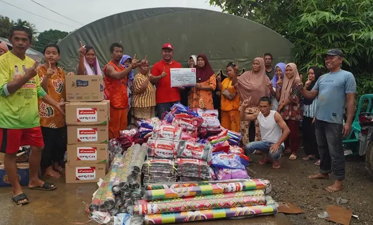 Foto:  
PT Indako Trading Coy bersama FKMDH dari seluruh Indonesia menyalurkan bantuan bagi warga terdampak banjir di wilayah Sibolga dan Tapanuli Tengah (Tapteng) pada 10 Desember 2025.(Ist)