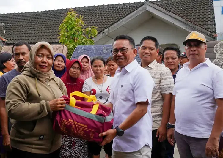 Foto: Wakil Wali Kota Medan, H Zakiyuddin Harahap, menyerahkan bantuan kepada warga yang terdampak banjir di Gang Sudirman, Kelurahan Terjun, Kecamatan Medan Marelan, Sabtu (6/12/2025).(Dok:Diskominfo Medan)