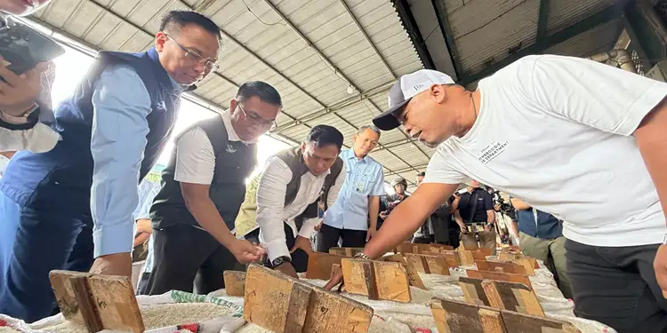 Foto: Monitoring dan sidak serentak dilakukan oleh seluruh jajaran BULOG bersama Satgas Pangan serta kementerian terkait di seluruh wilayah Indonesia, dari Sabang hingga Merauke, guna menyambut Tahun Baru 2026.(Dok:Bulog)