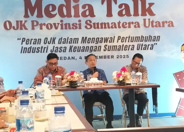 Foto: Kepala Kantor Otoritas Jasa Keuangan (OJK) Provinsi Sumatera Utara, Khoirul Muttaqien (tengah), saat memaparkan perkembangan SJK kepada awak media pada Kamis (04/12/2025).(SeputarSumut/Siong)