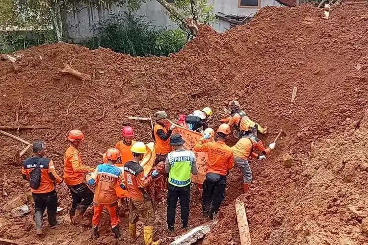 Foto: 17 jenazah korban bencana banjir bandang yang melanda Kabupaten Agam, Sumatera Barat dimakamkan secara massal.(X/@SAR_NASIONAL)