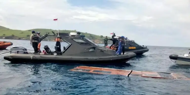 Foto: Tim SAR gabungan saat menemukan serpihan kapal wisata KM Putri Sakinah yang mengalami kecelakaan kapal di perairan Pulau Padar, Labuan Bajo, NTT), Sabtu (27/12/2025).(Foto: Humas Polres Manggarai Barat)