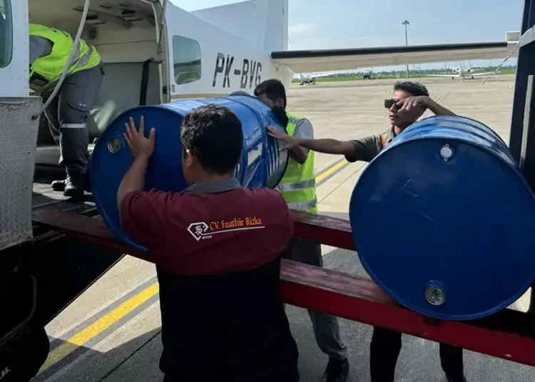 Foto: Pertamina Patra Niaga melalui Pertamina Patra Niaga Region Sumatera Bagian Utara melakukan penyaluran Bahan Bakar Minyak (BBM) menggunakan pesawat perintis ke wilayah Kabupaten Bener Meriah dan Aceh Tengah, Provinsi Aceh.(Dok:Pertamina Sumbagut)