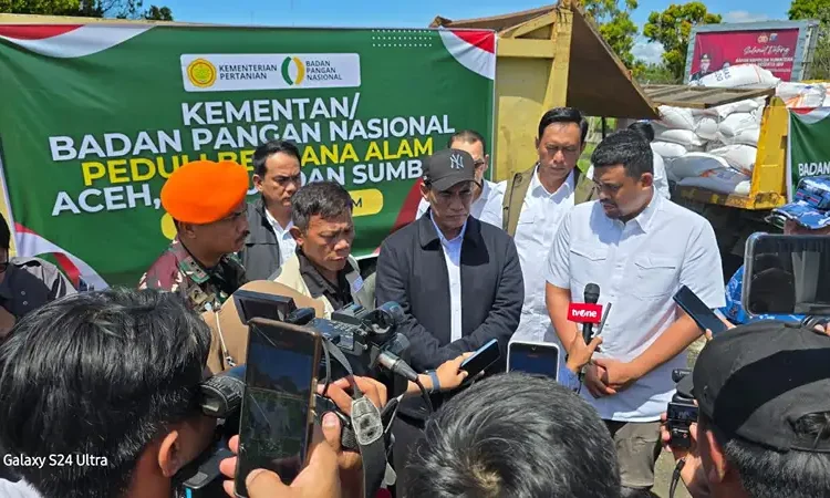 Foto: Bapanas dan Kementan RI bersama BULOG Sumut menyalurkan bantuan beras bagi warga yang terdampak.(Dok:Bulog Sumut)