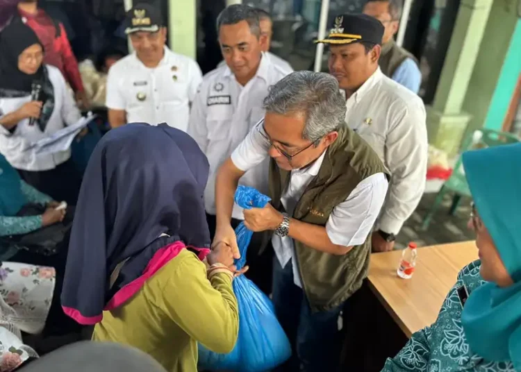 Foto: Perum Bulog melalui Direktur Keuangan, Hendra Susanto, melaksanakan penyaluran bantuan pangan (banpang) di wilayah Kota Medan, tepatnya di Kecamatan Belawan, pada hari Rabu (03/12/2025).(Dok:Bulog Sumut)