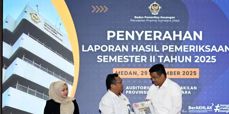 Foto: Bobby Nasution saat menghadiri acara Penyerahan LHP Kepatuhan atas Kegiatan Peningkatan Sarana dan Prasarana Pendidikan di Pemprov Sumut dan instansi terkait lainnya, Tahun 2024 sampai Semester II Tahun 2025 di Auditorium BPK Perwakilan Provinsi Sumut, Jalan Imam Bonjol, Medan, Senin (29/12/2025).(Dok:Diskominfo Sumut)