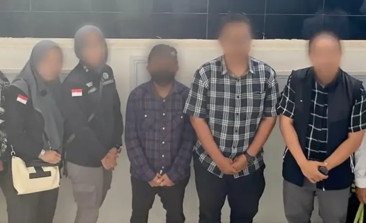 Foto: Kanwil DJP Sumatera Utara I menyerahkan dua tersangka berinisial HS dan AZA kepada Kejaksaan Negeri setelah berkas perkara dugaan tindak pidana perpajakan mereka dinyatakan lengkap atau P21, Rabu (03/12/2025).(Dok:DJP Sumut I)