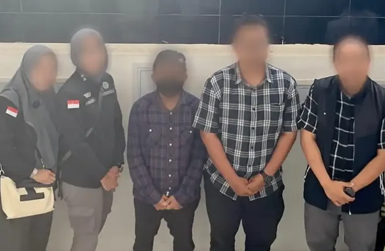 Foto: Kanwil DJP Sumatera Utara I menyerahkan dua tersangka berinisial HS dan AZA kepada Kejaksaan Negeri setelah berkas perkara dugaan tindak pidana perpajakan mereka dinyatakan lengkap atau P21, Rabu (03/12/2025).(Dok:DJP Sumut I)
