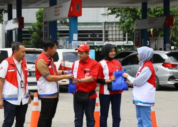 Foto: Pertamina Salurkan Bantuan ke Operator SPBU Medan 2
