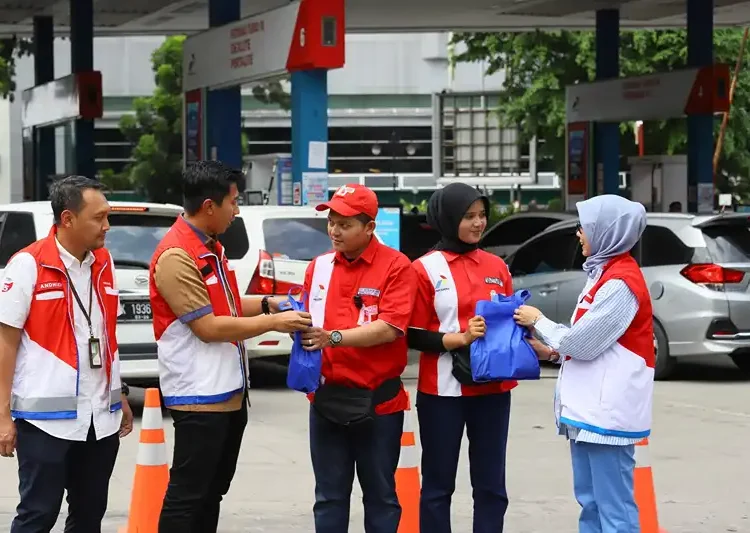 Foto: PT Pertamina Patra Niaga Regional Sumbagut menyalurkan bantuan makanan tambahan kepada 400 operator SPBU yang bertugas di berbagai titik di Kota Medan, Sumatera Utara, Jum'at (05/12/2025).(Dok:Pertamina Sumbagut)