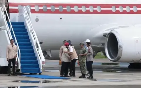 Foto: Presiden Prabowo Subianto saat tiba di Lanud Sultan Iskandar Muda, Aceh, Minggu (7/12/2025). (Foto/Istimewa)
