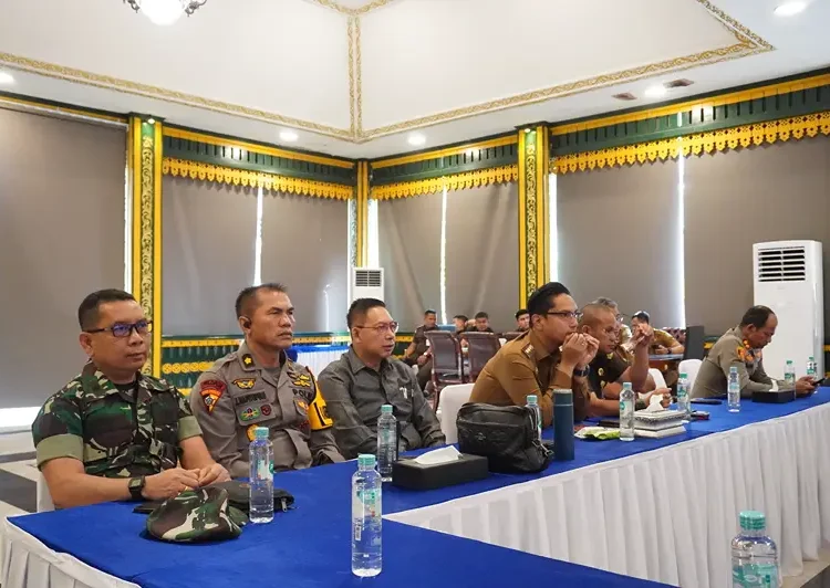 Foto: Wali Kota Medan Rico Tri Putra Bayu Waas mengikuti Rakornas Pusat dan Daerah persiapan momentum Nataru 2026 yang digelar Kemendagri secara hybrid di pendopo Rumah Dinas Wali Kota, Jalan Sudirman, Senin (1/12/25).(Dok:Diskominfo Medan)