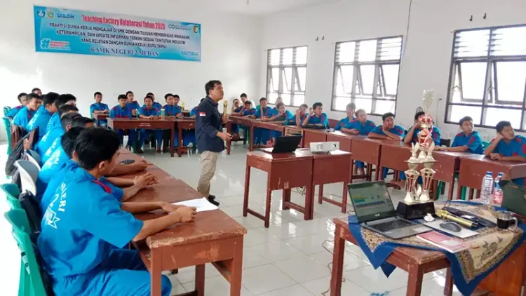 Foto: Para siswa jurusan Teknik dan Bisnis Sepeda Motor (TBSM) mendapatkan kesempatan mendalami teknologi sepeda motor Honda melalui seminar teknis dengan tajuk "Honda Smart Technology" yang berlangsung pada 3 Desember 2025.(Ist)