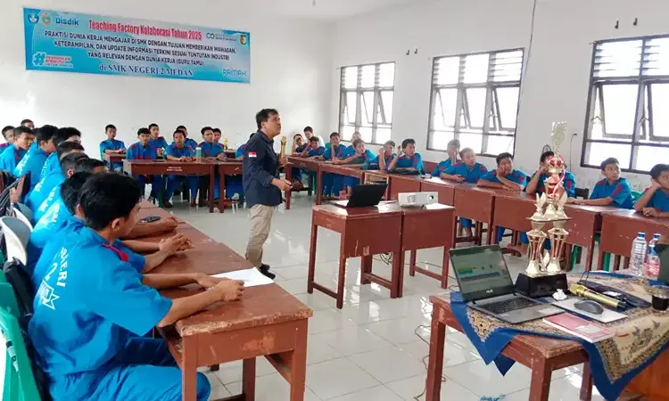 Foto: Para siswa jurusan Teknik dan Bisnis Sepeda Motor (TBSM) mendapatkan kesempatan mendalami teknologi sepeda motor Honda melalui seminar teknis dengan tajuk "Honda Smart Technology" yang berlangsung pada 3 Desember 2025.(Ist)