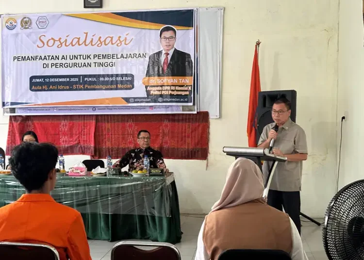 Foto: Sofyan Tan, Anggota Komisi X DPR RI saat acara "Sosialisasi Pemanfaatan AI Untuk Pembelajaran di Perguruan Tinggi" di Aula Hj. Ani Idrus Kampus STIK-P Medan, Jalan Sisingamangaraja, Medan, Jumat (12/12).(Ist)