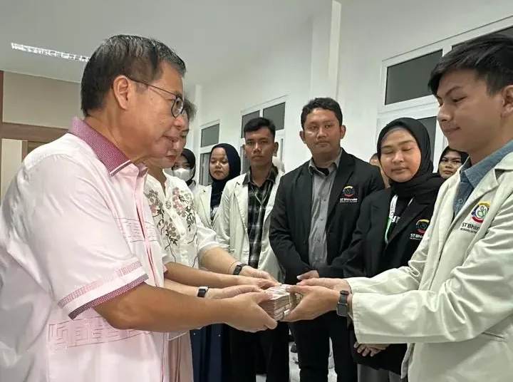 Foto: Ketua Dewan Pembina YPSIM, memilih cara unik dan mulia untuk merayakan 40 tahun pernikahannya dengan Ny. Elinar dengan donasi Rp40 juta untuk membantu korban bencana melalui Himpunan Mahasiswa Universitas Satya Terra (ST) Bhinneka.(Ist)