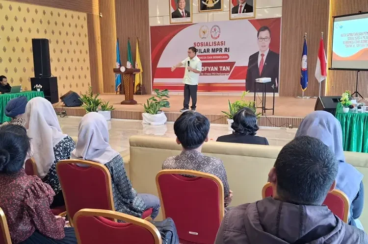 Foto: Sofyan Tan saat menghadiri kegiatan Sosialisasi 4 Pilar Berbangsa dan Bernegara MPR RI di STIKES Mitra Sejati, Jalan M. Basir, Medan, pada hari Selasa (09/12).(Ist)