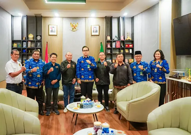 Foto: Wali Kota Medan, Rico Tri Putra Bayu Waas menerima audiensi Panitia Natal PWI Provinsi Sumut, di Rumah Dinas Wali Kota Medan, Rabu (17/12/2025).(Dok:Diskominfo Medan)