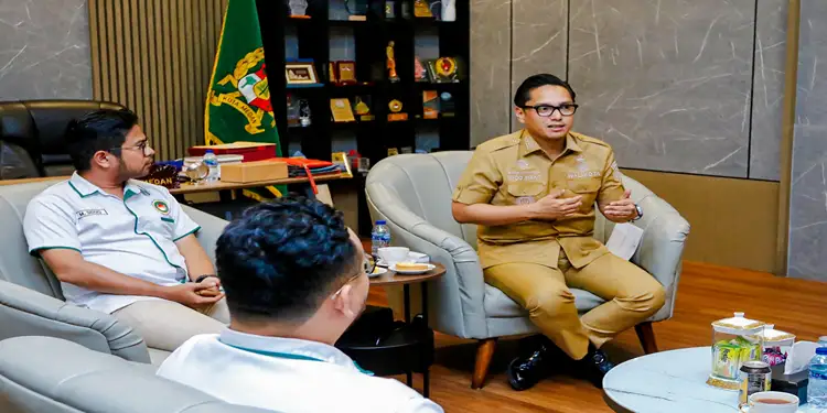 Foto: Wali Kota Medan, Rico Tri Putra Bayu Waas, saat menerima kunjungan audiensi APPSI Kota Medan. Pertemuan yang berlangsung di Rumah Dinas Wali Kota pada Selasa (23/12/2025).(Dok:Diskominfo Medan)