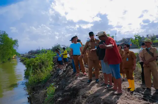 Foto: Wali Kota Medan, Rico Tri Putra Bayu Waas meninjau langsung tanggul yang jebol akibat banjir rob di Kel. Sei Mati, Kec. Medan Labuhan, Senin (8/12/2025).(Dok:Diskominfo Medan)