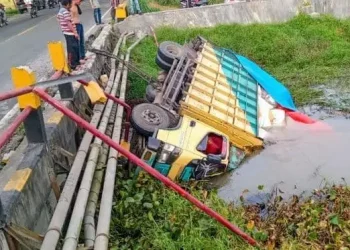 Foto: Truk Pembawa Coklat Terjun ke Sungai di Jalinsum 8