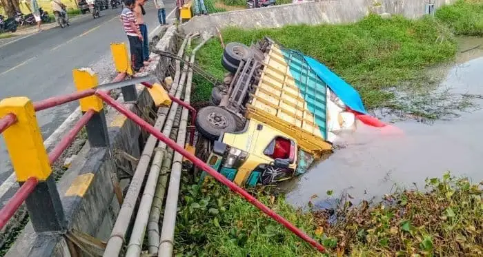 Foto: Sebuah truk Colt Diesel dilaporkan terjun bebas ke sungai setelah menabrak pagar pembatas jembatan pada Rabu (10/12/2025).(Foto: Polres Batu Bara/Mistar)