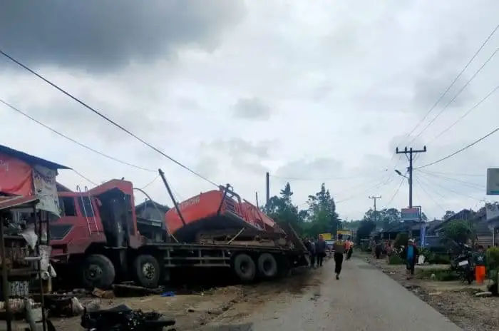 Foto: Truk pengangkut ekskavator menuju Tapanuli Tengah (Tapteng) mengalami kecelakaan serius pada Sabtu (13/12/2025) setelah remnya blong.
(Foto: Dok. Polres Dairi/Mistar)