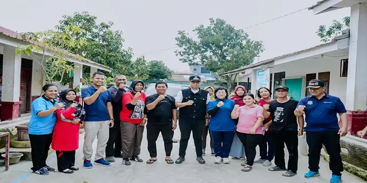Foto: Wali Kota Medan Rico Tri Putra Bayu Waas turun langsung mendengar keluhan warga di Jalan Puskesmas, Kelurahan Tanjung Gusta, Kecamatan Medan Helvetia, Sabtu (27/12/2025).(Dok:Diskominfo Medan)