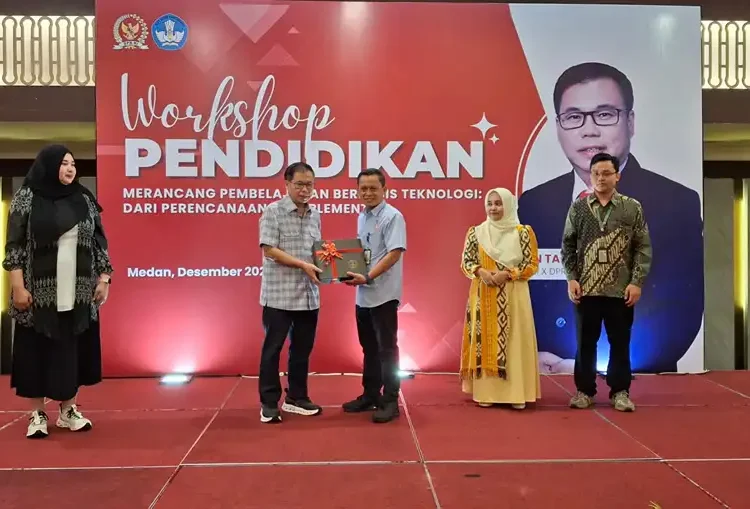 Foto: Kegiatan Workshop Pendidikan bertajuk “Integrasi Teknologi oleh Guru untuk Mendorong Pembelajaran Mendalam di Kelas” yang digelar di Hotel Emerald Garden, Jalan Putri Hijau, Medan, Selasa (2/12/2025).(Ist)