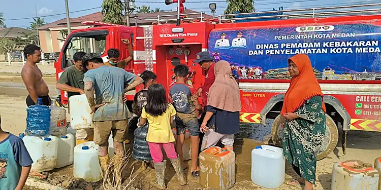 Foto: Damkarmat Kota Medan jalankan misi kemanusiaan di Kab. Aceh Tamiang pascabanjir besar yang terjadi beberapa waktu yang lalu.(Dok:Diskominfo Medan)