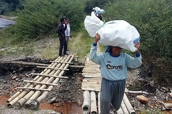 Foto: Akses Jalan Dusun 1 Desa Partoruan Lumbanlobu Putus