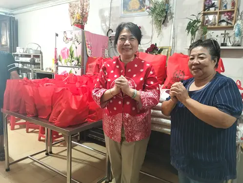 Sambut Imlek 2577, Dra. Lily MBA Bagikan Paket Kasih Sayang untuk Warga Medan Petisah