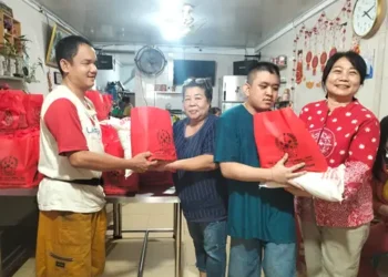 Sambut Imlek 2577, Dra. Lily MBA Bagikan Paket Kasih Sayang untuk Warga Medan Petisah