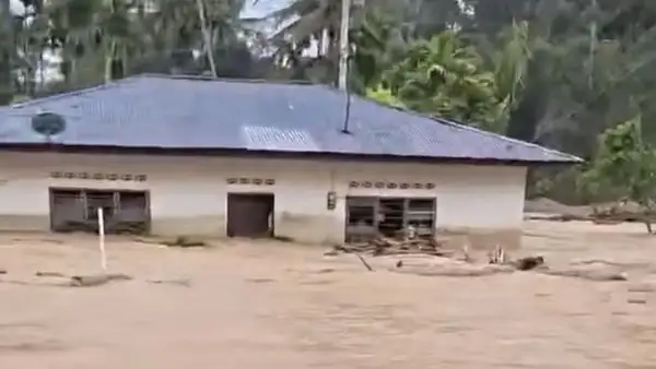 Foto: Intensitas hujan yang sangat tinggi mengakibatkan sejumlah wilayah di Tapteng kembali dihantam banjir susulan.(Foto:Warga/dtk)