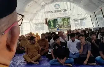 Foto: Siswa SMAN 2 Pidie Jaya Belajar di Tenda 2