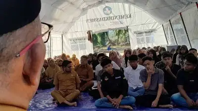 Foto: Para siswa SMA Negeri 2 Pidie Jaya, Aceh, terpaksa harus menjalani proses belajar mengajar di dalam tenda darurat.(ANTARA/M Haris SA)