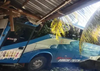 Bus PMH Tabrak Bangunan SD di Pulau Maria