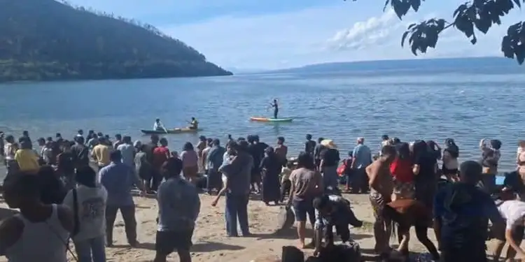 Foto: Warga turut membantu evakuasi korban yang tewas tenggelam di Danau Toba.(Foto: tangkapan layar medsos warga/mistar)