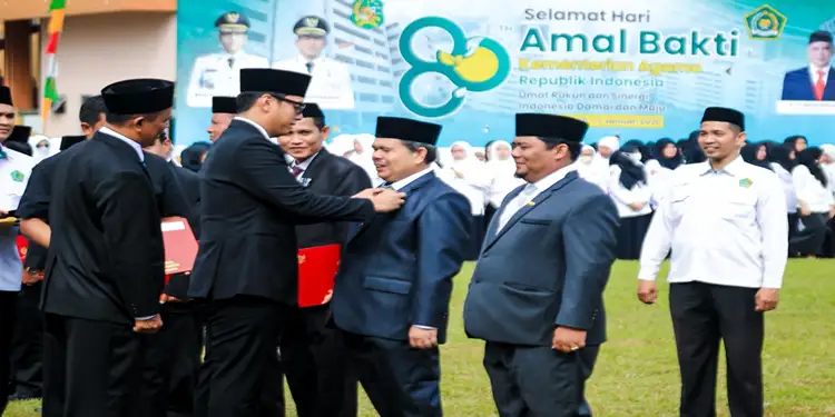 Foto: Wali Kota Medan, Rico Tri Putra Bayu Waas menjadi inspektur upacara Peringatan Hari Amal Bakti (HAB) ke- 80 tingkat Kota Medan di lapangan Asrama Haji Medan, Sabtu (3/1/2026).(Dok:Diskominfo Medan)