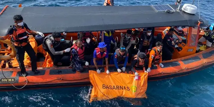 Foto: Tim SAR Gabungan kembali menemukan satu jenazah yang diduga WNA asal Spanyol, korban tenggelamnya KM Putri Sakinah, Minggu (4/1/2026) (Dok:Basarnas)