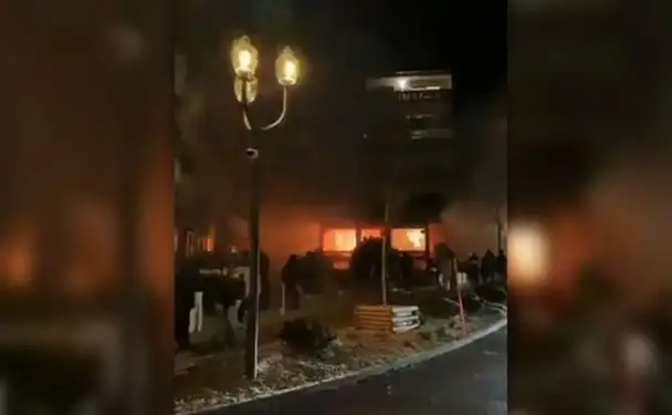 Foto: Tragedi kebakaran hebat yang menghanguskan sebuah bar di Crans Montana, Swiss, Rabu (31/12/2025).(Foto: Anadolu)
