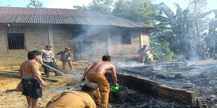 Foto: Satu unit rumah rata dengan tanah di Desa Manduamas Baru, Kecamatan Manduamas, Kabupaten Tapanuli Tengah (Tapteng), pada Senin (5/1/2026).(Istimewa)