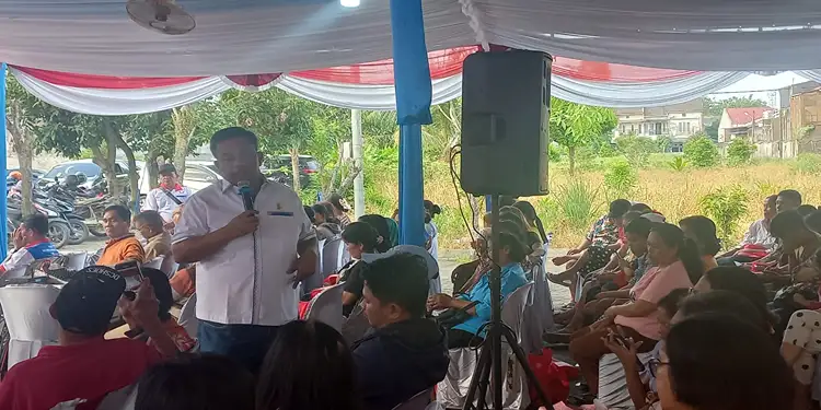 Foto: Binsar Simarmata Ajak Warga Lengkapi Dokumen Adminduk