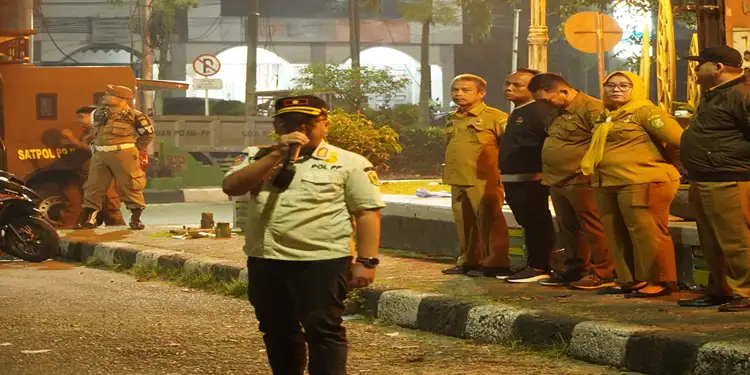Foto: Pemko Medan Tertibkan PKL di Simpang Limun