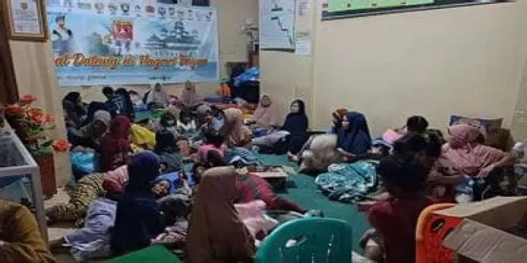 Foto: Jumlah warga yang terpaksa mengungsi akibat terjangan banjir bandang di Muaro Pisang Pasar Maninjau, Nagari Maninjau, Kecamatan Tanjung Raya mencapai 428 orang.(Foto: BPBD Agam)