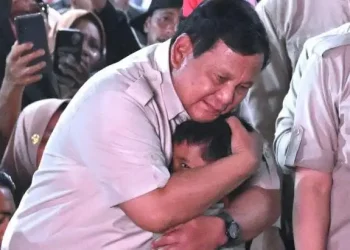 Foto: Prabowo Ajak Pengungsi Nyanyi di Malam Tahun Baru 6