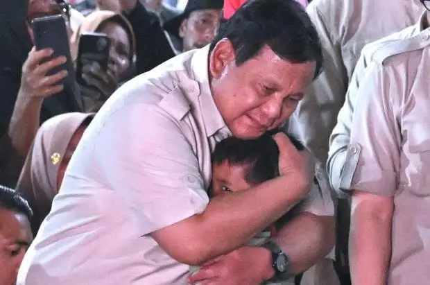 Foto: Presiden Prabowo Subianto memeluk seorang anak di pengungsian Tapanuli Selatan (Foto: Sekretariat Presiden)