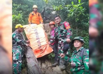 Evakuasi Korban Pesawat Melalui Jalur Darat