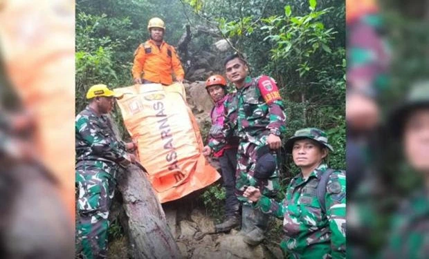 Foto: Evakuasi Korban Pesawat Melalui Jalur Darat